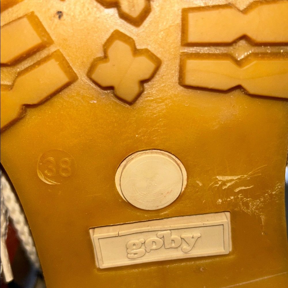Goby boots size 7.5. Like new condition. Only worn once. - Picture 7 of 8